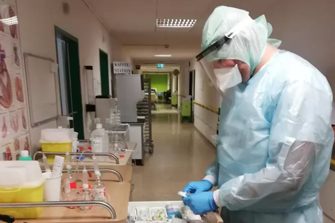 Daniel Klinck ist Leiter einer der Isolationsstationen im Westpfalz-Klinikum. Er und sein Team sind die Arbeit unter hohen Schut Daniel Klinck ist Leiter einer der Isolationsstationen im Westpfalz-Klinikum. Er und sein Team sind die Arbeit unter hohen Schut