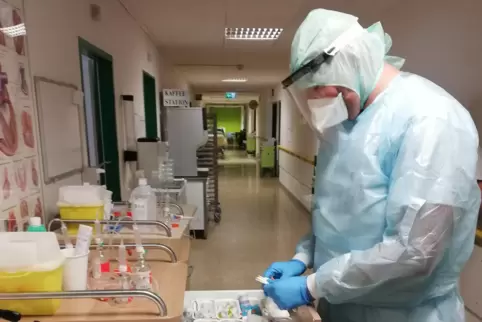 Daniel Klinck ist Leiter einer der Isolationsstationen im Westpfalz-Klinikum. Er und sein Team sind die Arbeit unter hohen Schut