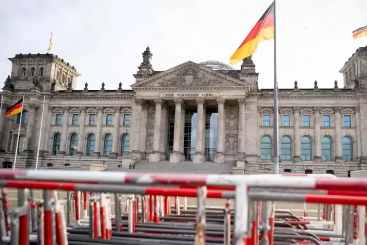 Der Bundestag bessert das Infektionsschutzgesetz nach und muss sich mit Sperrgittern vor Demonstranten schützen. 