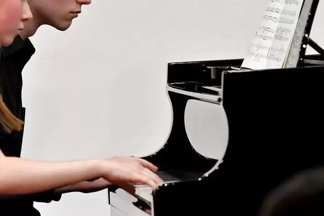 Vierhändig Klavierspielen? Beim Wettbewerb Jugend musiziert ist das vorgesehen. Mit Abstandsregeln aber ist das kaum vereinbar.