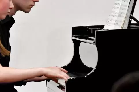 Vierhändig Klavierspielen? Beim Wettbewerb Jugend musiziert ist das vorgesehen. Mit Abstandsregeln aber ist das kaum vereinbar. 