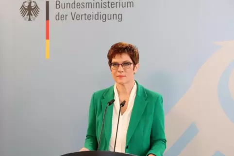Annegret Kramp-Karrenbauer widerspricht Frankreichs Präsidenten.
