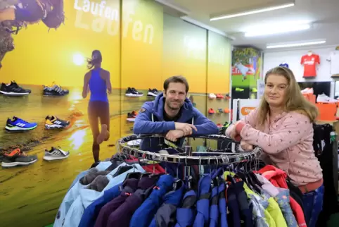 Die Geschwister Joseph Trauth und Moni Wingerter betreiben ein Sportgeschäft in Herxheim. Sie wollen Gastronomen aus der Region 