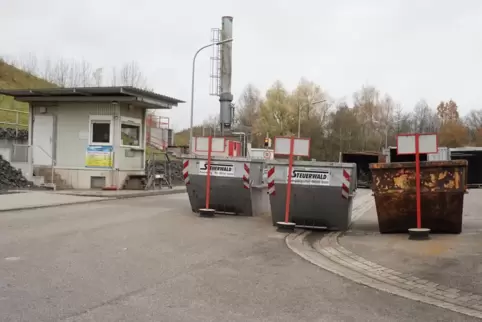 Der Eingangsbereich der stillgelegten Kreismülldeponie Eisenberg, die heute noch als Müllumschlagplatz genutzt wird. Die Deponie