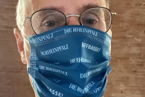 Der Verfasser mit Maske im Firmendesign ... 