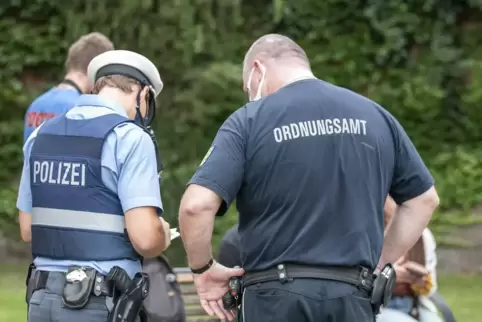 Polizei und Ordnungskräfte sind in diesem Corona-Jahr verstärkt gefragt, um die Einhaltung der Regeln zu kontrollieren. 