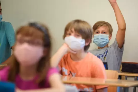 Die Maske schützt vor Ansteckungen an Schulen.