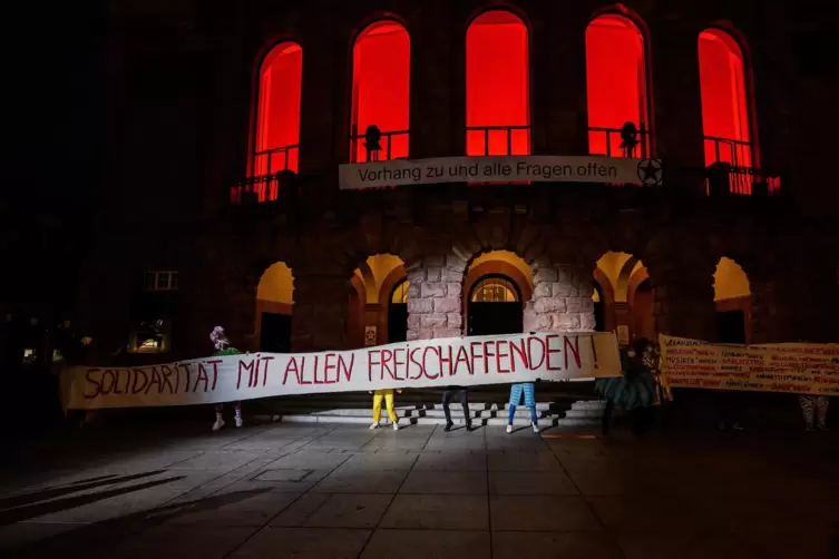 „Solidarität mit allen Freischaffenden“ steht auf dem Banner der Akteure des Flashmobs vor dem Mainzer Staatstheater. 