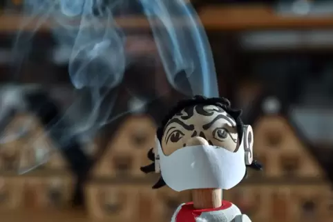 In der Werkstatt des Spielzeugmachers Tino Günther in Seiffen raucht der neuesten Figur des Sortiments der Kopf. 