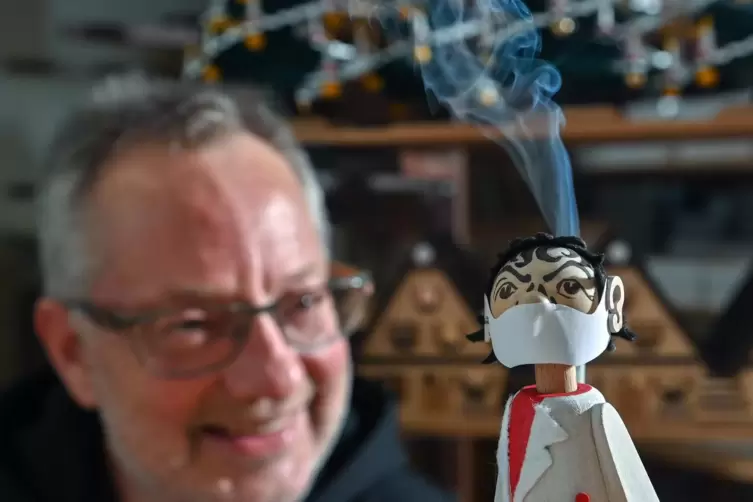 In der Werkstatt des Spielzeugmachers Tino Günther in Seiffen raucht der neuesten Figur des Sortiments der Kopf. 