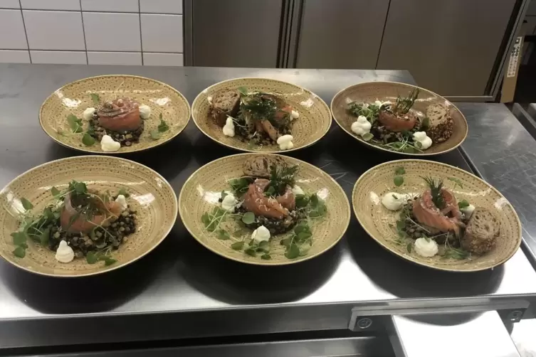 Es ist angerichtet: Rosen von gebeiztem Lachs mit Linsensalat, Meerrettich und Vollkornbrot. Der Lachs muss zuvor 48 Stunden lan