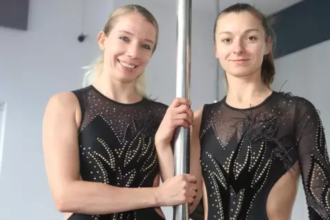 Auch privat unzertrennlich: Die amtierenden Poledance-Weltmeisterinnen Amalia Lang und Kayla Lee Burch.