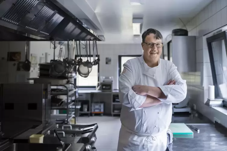 Markus Keller in der K&uuml;che der &bdquo;Werns M&uuml;hle&ldquo;, die sich in einem historischen &Ouml;lm&uuml;hl-Anwesen in Ottweiler-F&uuml;rth befindet. 