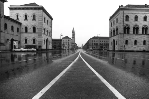 Leere herrschte am ersten autofreien Sonntag im November 1973 auch in der sonst viel befahrenen Münchener Ludwigstraße. 