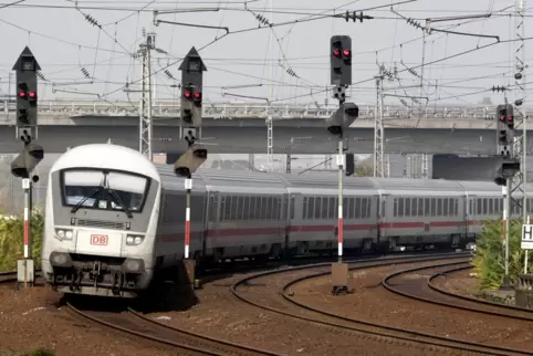 Die drei Intercity-Züge, die zum Fahrplanwechsel Mitte Dezember wegfallen, durchfahren den Ludwigshafener Hauptbahnhof ohne Halt