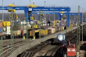  Das 2000 eröffnete Kombiterminal liegt auf BASF-Gelände. In Spitzenzeiten passieren pro Tag rund 100 Züge die Werksgrenze im No