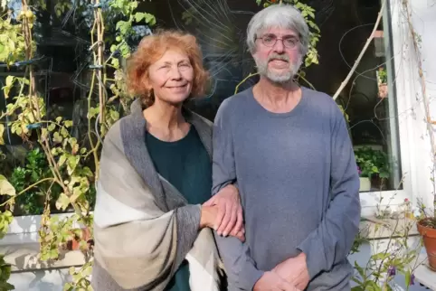 Haben die Initiative Klimamahnwache gegründet: Cornelia Osterhorn und Walter Kreb auf der Terrasse ihres Eigenheims im Speyerer 