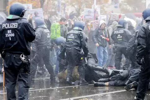 Auseinandersetzungen mit der Polizei. Demonstranten in der Nähe des Reichstags werden abgedrängt.