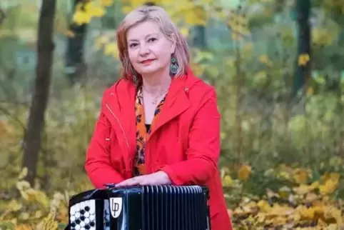 Feinfühlig greift Maria Kalaniemi auf ihrem Harmonium nordische Weisen auf, die meditativ und zeitlos klingen. 