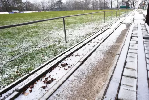 Amateurfußball im tiefsten Winter (hier der Rasen des FK Clausen Anfang 2018) – ob das funktioniert?