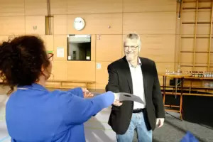 Peter Schmidt bekam die Ernennungsurkunde von Schulrätin Claudia Sahner, die vor ihm Schulleiterin in Contwig war.