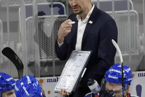 Sieht auch das Spiel am Donnerstag als Vorbereitung auf den möglichen Start kurz vor Weihnachten: Adler- Trainer Pavel Gross. 