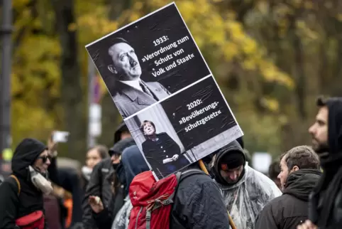 Sogenannte Querdenker reizen die Meinungsfreiheit aus und vergleichen Angela Merkel mit dem Massenmörder Hitler. 