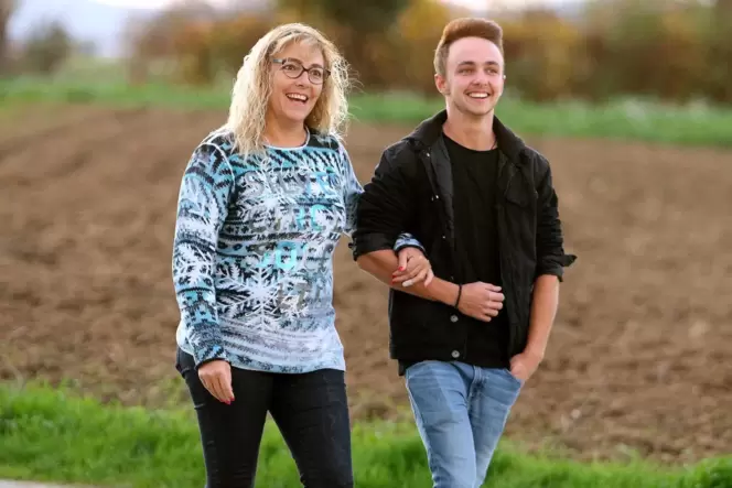 Gehen den Weg gemeinsam: Noah Roth und seine Mutter. Julie Roth begleitet ihren Sohn auch zur Operation nach Berlin. Gehen den Weg gemeinsam: Noah Roth und seine Mutter. Julie Roth begleitet ihren Sohn auch zur Operation nach Berlin.