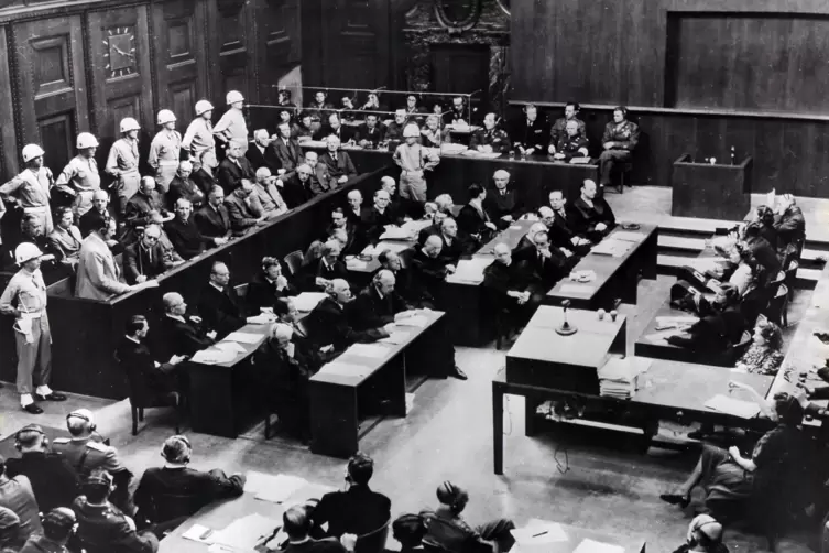 Blick in den Verhandlungssaal der Nürnberger-Prozesse im Jahr 1945. 