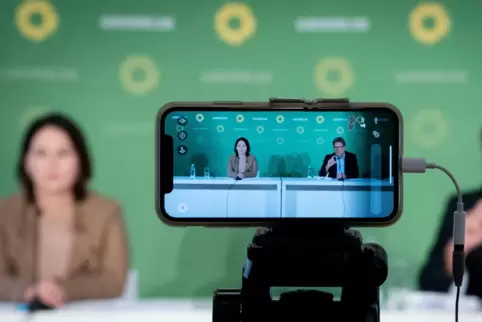 Auf dem Bildschirm und im Internet: Annalena Baerbock, Grünen-Bundesvorsitzende, und ihr Amtskollege Robert Habeck.