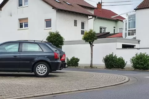 An der Ecke Keltenstraße / Speyerer Straße in Fußgönheim sollen Parkplätze eingerichtet werden. 