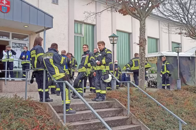 An der Einsatzzentrale in der VT-Turnhalle. 