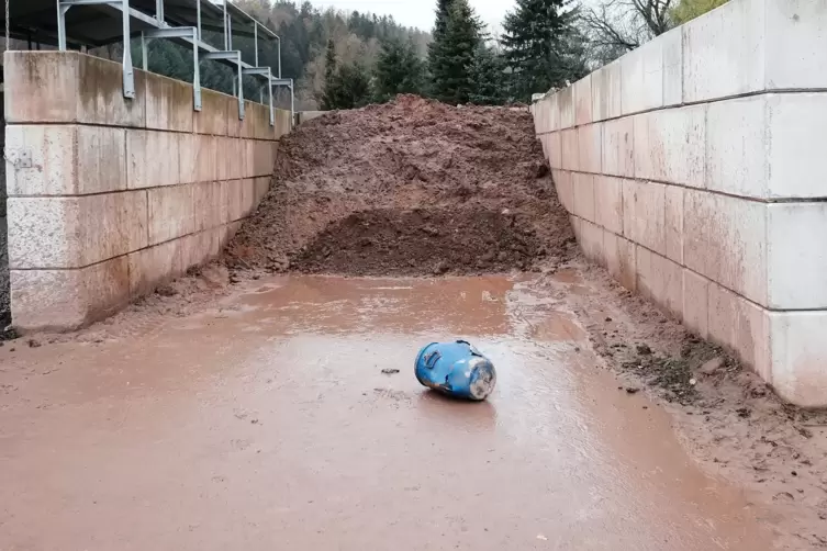 Alles, was von der Sprengung &uuml;brig blieb, war die blaue Plastiktonne, in der die Granate unter Wasser gesprengt wurde. 