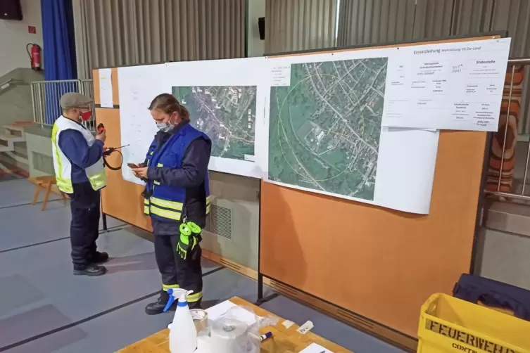 Einsatzpl&auml;ne im Lagezentrum. 