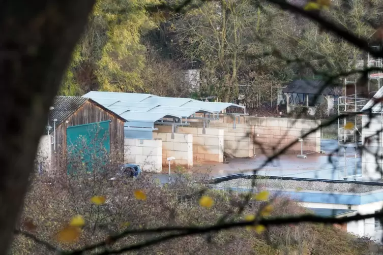 Blick vom Hahnberg aus auf die Kl&auml;ranlage. 