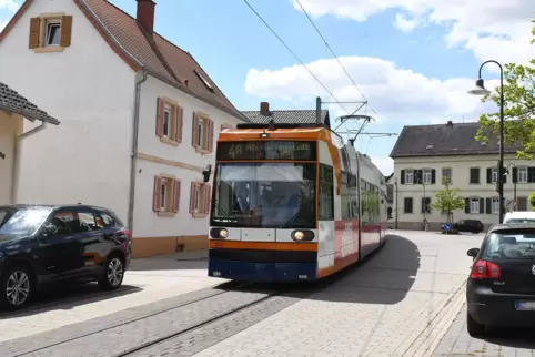 Die Rhein-Haardtbahn (hier in Ellerstadt) verbindet Bad Dürkheim mit Ludwigshafen und Mannheim. 