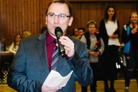 Jochen Werle, Vorsitzender des Turnerbunds Hermersberg und designierter Vorsitzender des Turngaus Westpfalz, bei der Moderation 