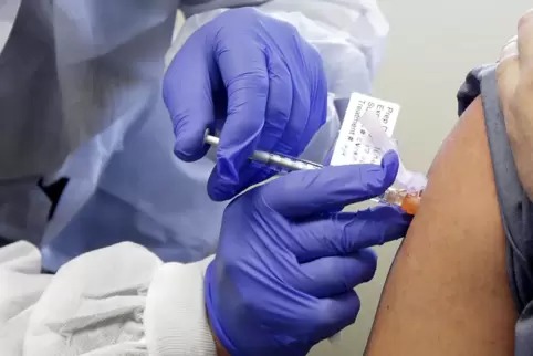 Hier erhält eine Versuchsperson in den USA eine Spritze mit einem potenziellen Corona-Impfstoff der US-Biotech-Firma Moderna. De