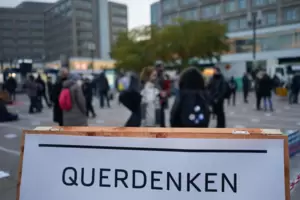 Zu oft schon haben sich die Menschen im Umfeld dieser „Querdenken“-Kundgebungen daneben benommen. Zu oft schon haben sich die Menschen im Umfeld dieser „Querdenken“-Kundgebungen daneben benommen.