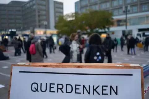 Zu oft schon haben sich die Menschen im Umfeld dieser „Querdenken“-Kundgebungen daneben benommen. 