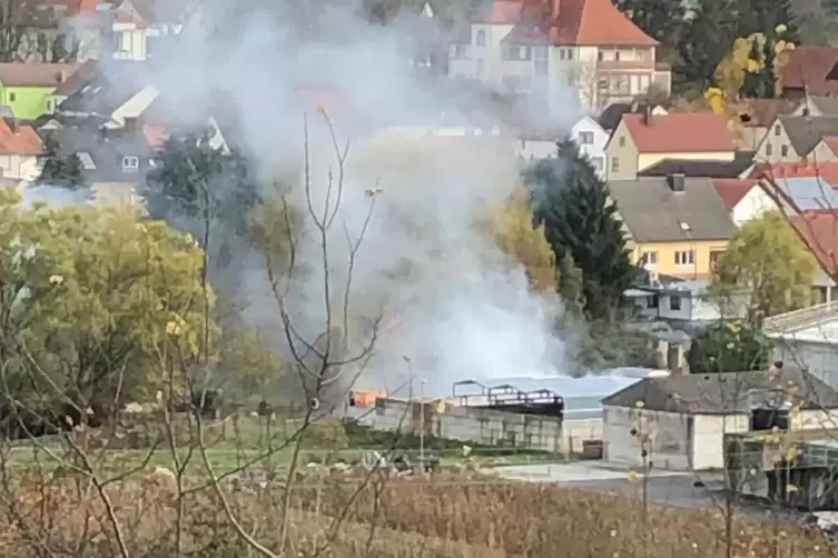 Kurz nach 12 Uhr knallte es zweimal. Der erste Knall war die Sprengladung, die die Experten angebracht hatten, um den Mantel der