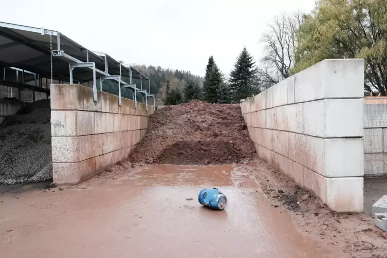 Alles, was von der Sprengung &uuml;brig blieb, war die blaue Plastiktonne, in der die Granate unter Wasser gesprengt wurde. Der Kampf