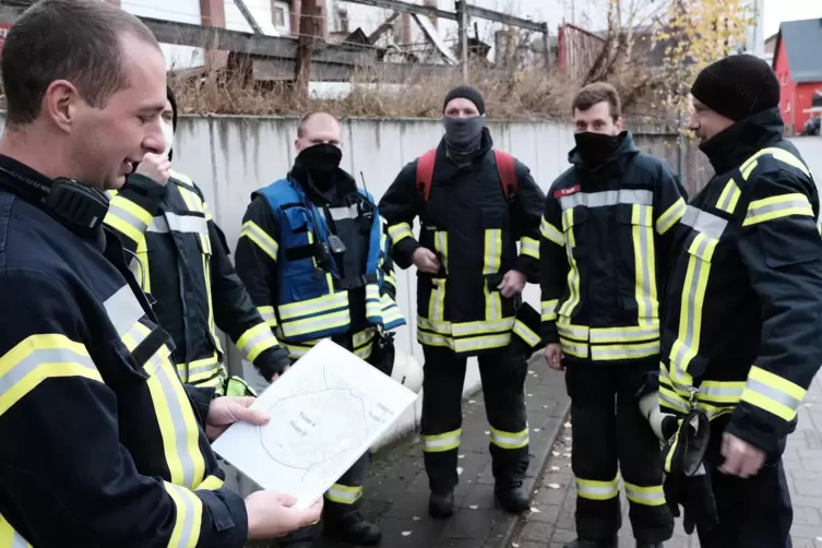 Die Feuerwehr riegelte den 300-Meter-Bereich um die Granate ab und stellte sicher, dass die H&auml;user leer waren. Probleme gab es k