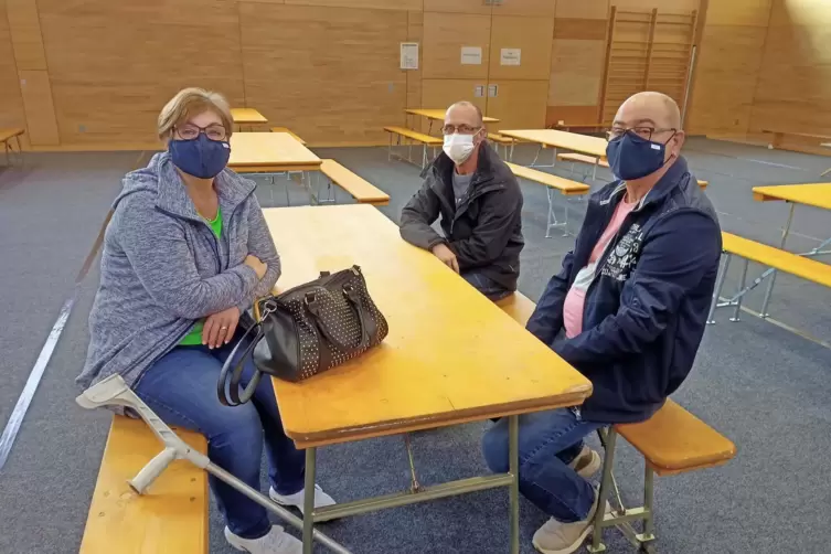 Christine Probst, Ludwig Probst und (hinten) Volker Geminn geh&ouml;rten zu den zehn Personen, die die Zeit in der Notunterkunft in d