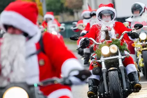 Besuchen mit ihren Motorrädern Kinder: die Harley Davidson riding Santas“