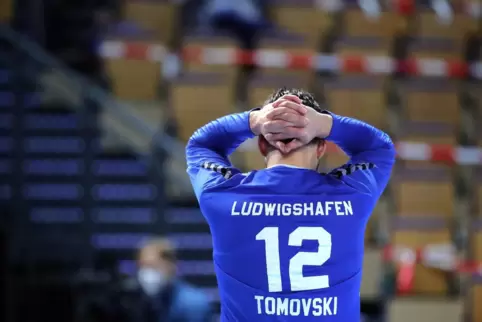 Nicht nur Eulen-Torwart Martin Tomovski ließ den Kopf hängen und war fassungslos nach der deutlichen Neiderlage in Wetzlar.