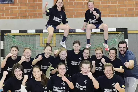 Was für eine Truppe: 2014 wurde die weibliche B-Jugend des SV 64 Zweibrücken mit Trainer Martin Schwarzwald (rechts) Oberliga-Me