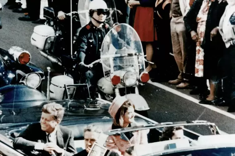 Sekunden vor den tödlichen Schüssen: Präsident Kennedy und seine Frau freuen sich auf dem Rücksitz über den Jubel der Menge in d