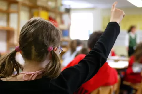 Sozialisationsort Schule – Klaus Gröschel schildert ihn aus Schüler- und Lehrer-Blickwinkel.