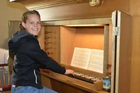 Pauline Bellmann übt nicht nur an der Orgel in der Schauernheimer Melanchthonkirche, sie begleitet dort auch die Gemeinde. 